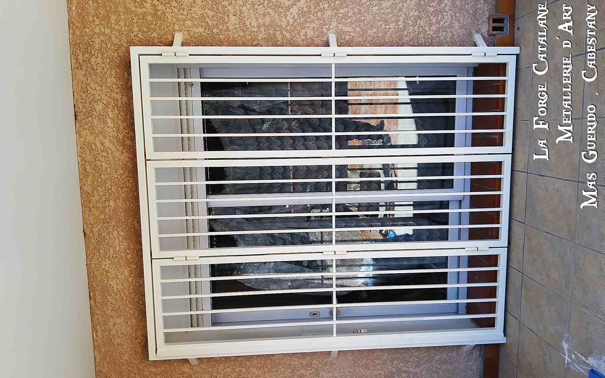 Grille articulee 3 vantaux barreaudage fer carre thermo 9010 la forge catalane.jpg